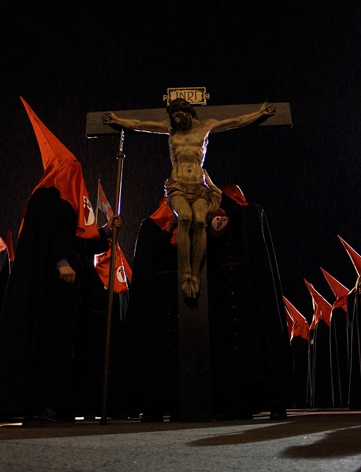 1er PREMIO dotado con 250 €, trofeo y edición del cartel de la actividad de “Los Jueves de Cuaresma” a la fotografía presentada bajo el titulo LA ELEVACIÓN DE LA CRUZ y bajo el lema CAPUCHONES de la que es autor D. JUAN CARLOS REBOLLO HERRERA